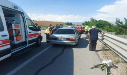 Amasya’da otomobil bariyere çarptı; 1’i çocuk 6 yaralı