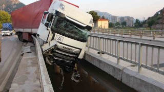 Amasyada tırı Yeşilırmaka uçmaktan köprü korkulukları kurtardı