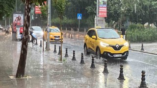 Aniden bastıran yağmur 10 dakikada yolları göle çevirdi