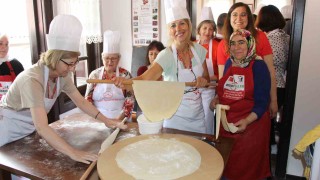 Avrupalı akademisyenler hamur açıp mantı yaptı