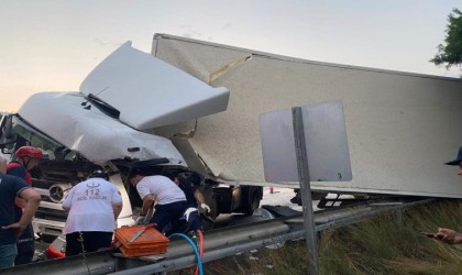 Bariyerlere çarpan tır ters döndü, 1 kişi hayatını kaybetti