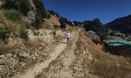 Bayram sabahı kaçan kurbanını bulmak için 3 gündür arazi arazi geziyor