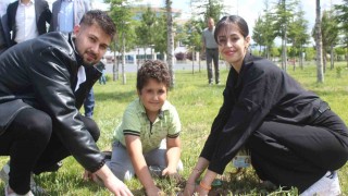 Depremde hayatını kaybeden öğrenciler adına fidan dikildi