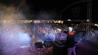 DJ Suat Ateşdağlı ve sanatçı Ekin Uzunlar Gül Festivalinde Ispartalılarla buluştu