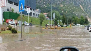 Eğirdirde sağanak yağmur yolları göle çevirdi