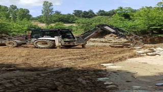 Eşmede selden zarar gören yollar temizlendi