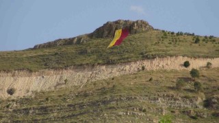 Gercüşte Galatasaray bayrağı ilçeye sığmadı, tepeye asıldı