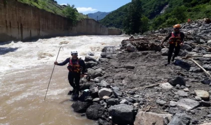 Giresun’da selin izleri siliniyor, heyelanda kaybolan kişi aranıyor