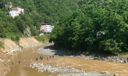 Giresunda selin yaraları sarılıyor, kayıp şahsı arama çalışmaları sürüyor