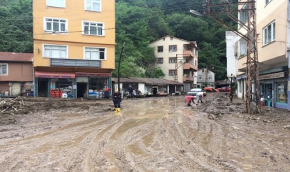 Giresunun Duroğlu beldesinde selin ardından temizlik çalışmaları başladı