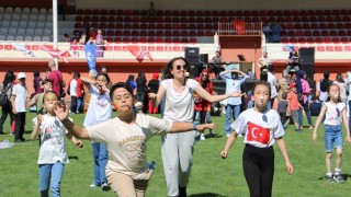 Gümüşhanede karnesini alan çocuklar Yenişehir Stadyumunda doyasıya eğlendi