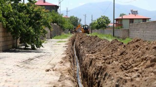 Iğdırda yeni yol ve içme suyu hattı çalışmaları devam ediyor