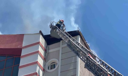 İş merkezinin çatısında çıkan yangın büyümeden söndürüldü