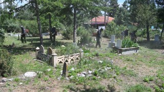 Isparta Belediyesi tarafından Mezarlık alanları temizlenerek, otlar biçiliyor