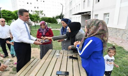 Isparta Valisi Aydın Baruş depremzedelerin bayramını kutladı