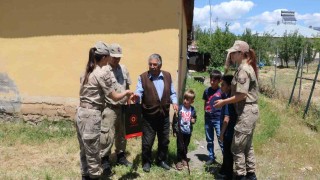 Jandarma, köyün en yaşlısının babalar gününü kutladı