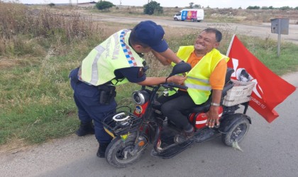 Jandarma, motosiklet sürücülerine reflektif yelek dağıttı