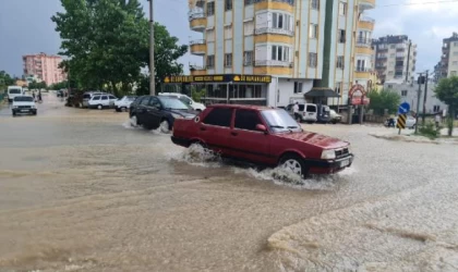 Kadirli’de sağanak; cadde ve sokaklar suyla doldu, Sumbas yolu kapandı