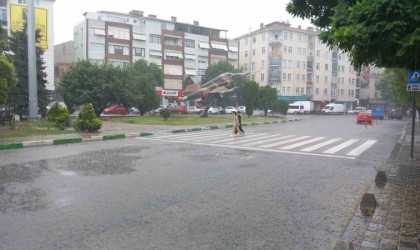 Kırklarelinde sağanak yağış: Cadde ve sokaklar göle döndü