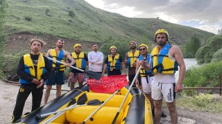 Köyün meraklı gençlerinin yeni tutkusu rafting