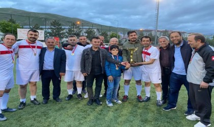 Kurumlar arası futbol müsabakası şampiyonu Bayburt İl Sağlık Müdürlüğü oldu