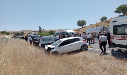 Otomobille hafif ticari araç kafa kafaya çarpıştı: 6 yaralı