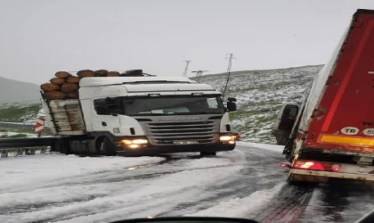 Sahara Geçidi’ne kar yağdı, sürücüler zor anlar yaşadı