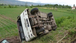 Tarlaya uçan midibüste bulunan 14 kişi ölümden döndü