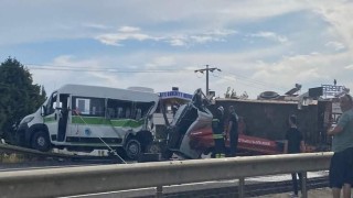 Tekirdağda yolcu minibüsü ile vinçli kamyon çarpıştı: 3ü ağır 12 yaralı