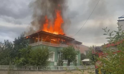 Tokat’ta 2 katlı evin çatısı yandı