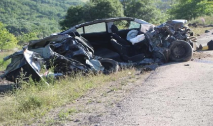 Tokat’ta otomobil kamyonla çarpıştı; anne ve 2 çocuğu öldü, 2 yaralı