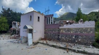 Tuncelide ağır hasarlı kamu binalarının yıkımına başlandı