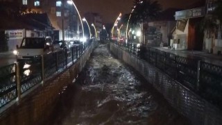 Uşakta çay taştı, kenti sel vurdu