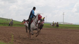 Yağmur yerini güneşe bırakınca ciritçiler sahaya indi