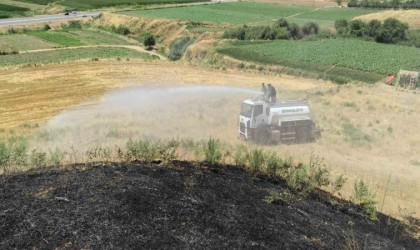 100 dönümlük otluk alanda çıkan yangın, yerleşik alana ulaşmadan söndürüldü