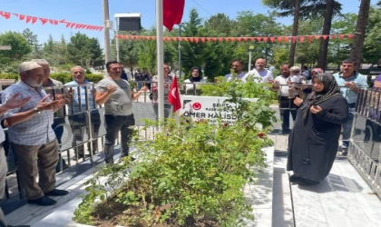 15 Temmuz kahramanı Ömer Halisdemir’in kabrinde dua ettiler