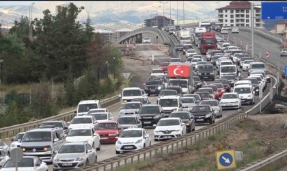 43 ilin geçiş güzergahında kuvvetli yağış etkili oldu: Kazalar peş peşe geldi, 8 yaralı