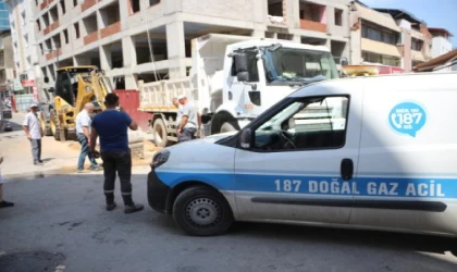 Alt yapı çalışmasında iş makinesi doğal gaz borusunu deldi; sızıntı oldu