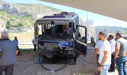 Amasyada otomobille çarpışan minibüs köprü ayağına daldı: 8 yaralı