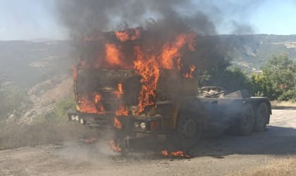 Amasyada seyir halindeki tır alev topuna döndü