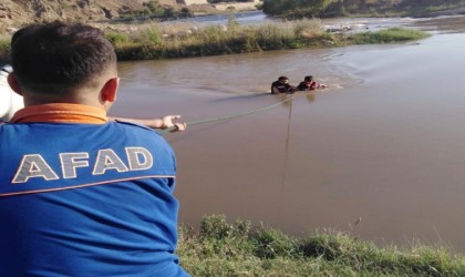 Baraj kapakları açılınca suya kapılan vatandaşın imdadına AFAD yetişti