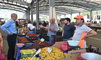 Başkan Uzunlar, semt pazarlarında vatandaşla buluştu