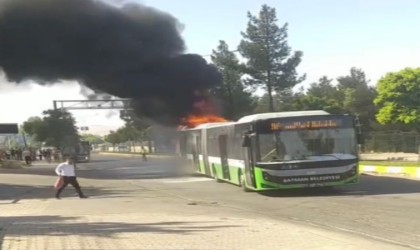 Batmanda yolcu dolu belediye otobüsü alev alev yandı