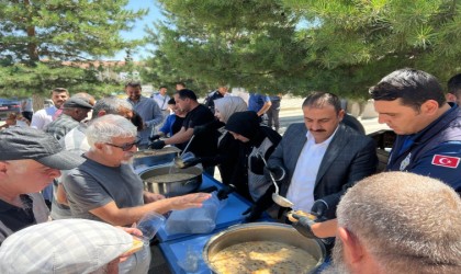 Çiçekdağı Belediyesi vatandaşa Aşure dagıttı