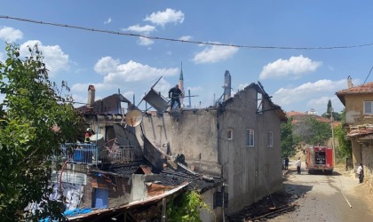 Çıkan yangın müstakil evi kullanılmaz hale getirdi