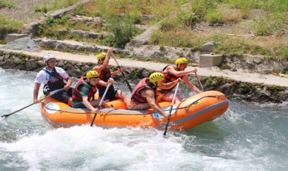 Dansçılar rafting ve tahta araba yarışlarında kıyasıya mücadele etti