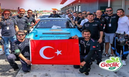 Gedik Piliçin sponsoru olduğu GT4 pilotları, İtalyada İstiklal Marşını okuttu