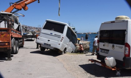 Karavanını park ederken kayalıklara düşürdü