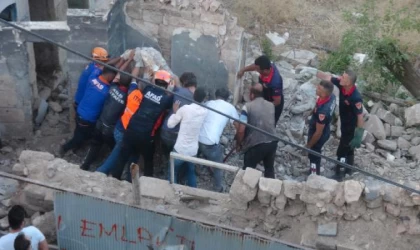 Kilis’te, metruk bina yıkıldı enkazında kalan kişi kurtarıldı