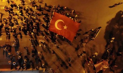 Kırıkkaleliler demokrasi yürüyüşüne katıldı, gece yarısına kadar nöbet tuttu